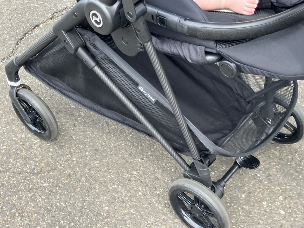 サイベックス ベビーカー 下部バスケットに荷物を入れているところ

